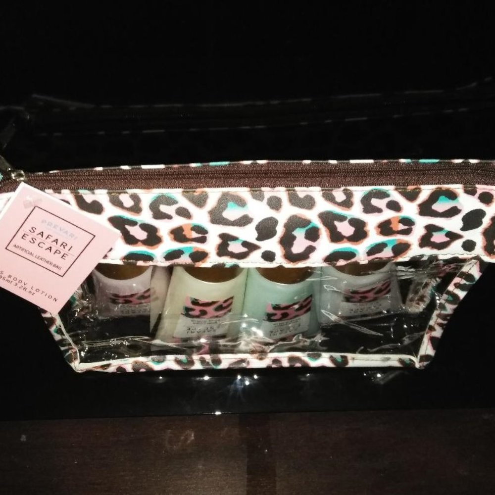 NEW DESIGNER BRAND BODY LOTIONS SET (4) WITH CASE